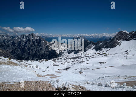 Ski-Lifte außer Betrieb auf dem Zugspitzplatt immer noch voller Schnee im Frühsommer, Bayern, Deutschland Stockfoto