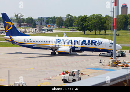 BERLIN / Deutschland - 4. Juni 2016: Boing 737 - 8AS von Ryanair am Flughafen Schönefeld, Berlin / Deutschland am 4. Juni 2016 Stockfoto