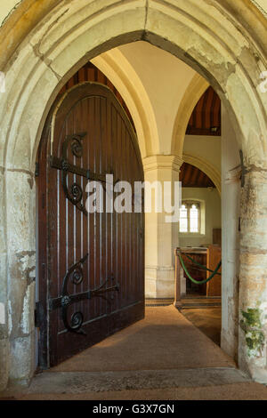 Tür der St. Laurence Church in Guestling, East Sussex, England. Stockfoto