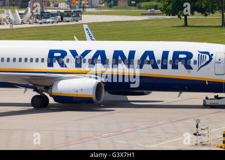 BERLIN / Deutschland - 4. Juni 2016: Boing 737 - 8AS von Ryanair am Flughafen Schönefeld, Berlin / Deutschland am 4. Juni 2016 Stockfoto