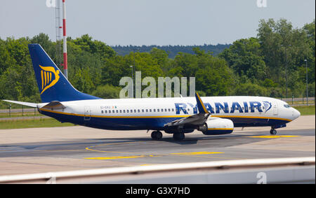 BERLIN / Deutschland - 4. Juni 2016: Boing 737 - 8AS von Ryanair am Flughafen Schönefeld, Berlin / Deutschland am 4. Juni 2016 Stockfoto