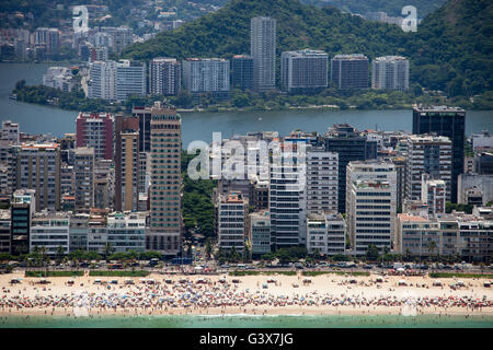 Strand von Ipanema und Bezirk im Vordergrund (Caesar Park Hotel Rio de Janeiro Ipanema - braun hohes Gebäude an der Ecke) und Lagoa Rodrigo de Freitas (Lagune) im Hintergrund - obere Mittelklasse-Nachbarschaften in Rio De Janeiro, Brasilien. Stockfoto