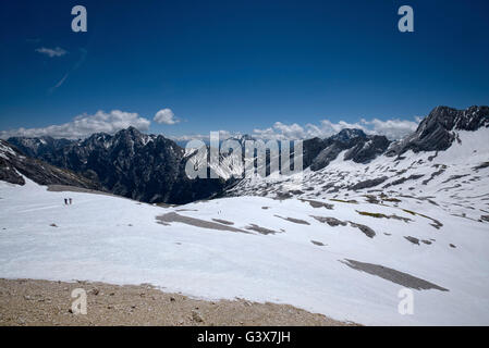 Wanderer, Wanderwege im Schnee auf dem Zugspitzplatt und Berg Panorama, Bayern, Deutschland Stockfoto