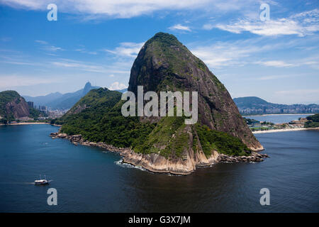 Zuckerhut (Portugiesisch: Pao de Acucar) ist ein Berg befindet sich in Rio De Janeiro, Brasilien, an der Mündung der Guanabara-Bucht auf einer Halbinsel, die ragt in den Atlantischen Ozean - der Berg ist nur eine von mehreren monolithischen Granit und Quarz Berge, die direkt von der Wasserkante um Rio De Janeiro steigen. 396 Meter (1.299 ft) über dem Hafen erhebt, soll seinen Namen auf seine Ähnlichkeit mit der traditionellen Form der konzentrierte raffinierte Laib Zucker beziehen. Es ist weltweit bekannt für seine Seilbahn und Panoramablick auf die Stadt. Stockfoto