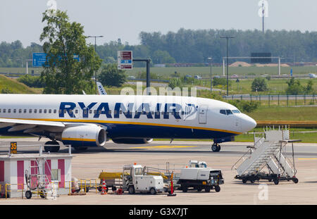 BERLIN / Deutschland - 4. Juni 2016: Boing 737 - 8AS von Ryanair am Flughafen Schönefeld, Berlin / Deutschland am 4. Juni 2016 Stockfoto