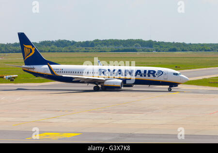 BERLIN / Deutschland - 4. Juni 2016: Boing 737 - 8AS von Ryanair am Flughafen Schönefeld, Berlin / Deutschland am 4. Juni 2016 Stockfoto