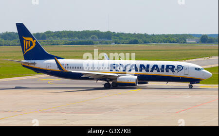 BERLIN / Deutschland - 4. Juni 2016: Boing 737 - 8AS von Ryanair am Flughafen Schönefeld, Berlin / Deutschland am 4. Juni 2016 Stockfoto