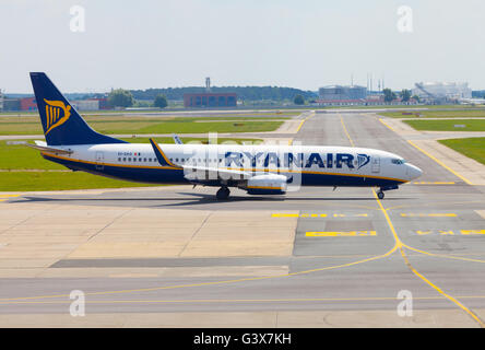 BERLIN / Deutschland - 4. Juni 2016: Boing 737 - 8AS von Ryanair am Flughafen Schönefeld, Berlin / Deutschland am 4. Juni 2016 Stockfoto