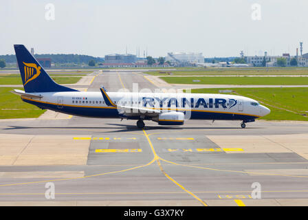 BERLIN / Deutschland - 4. Juni 2016: Boing 737 - 8AS von Ryanair am Flughafen Schönefeld, Berlin / Deutschland am 4. Juni 2016 Stockfoto