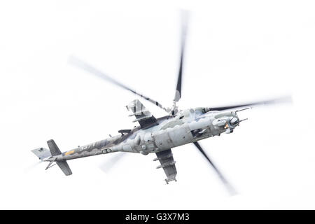 LEEUWARDEN, Niederlande - 10. Juni 2016: Tschechische Republik Luftwaffe Mil Mi-24 Hind Kampfhubschrauber Durchführung einer demonstration Stockfoto