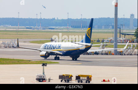 BERLIN / Deutschland - 4. Juni 2016: Boing 737 - 8AS von Ryanair am Flughafen Schönefeld, Berlin / Deutschland am 4. Juni 2016 Stockfoto