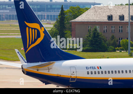 BERLIN / Deutschland - 4. Juni 2016: Boing 737 - 8AS von Ryanair am Flughafen Schönefeld, Berlin / Deutschland am 4. Juni 2016 Stockfoto