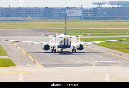 BERLIN / Deutschland - 4. Juni 2016: Boing 737 - 8AS von Ryanair am Flughafen Schönefeld, Berlin / Deutschland am 4. Juni 2016 Stockfoto