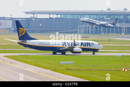 BERLIN / Deutschland - 4. Juni 2016: Boing 737 - 8AS von Ryanair am Flughafen Schönefeld, Berlin / Deutschland am 4. Juni 2016 Stockfoto