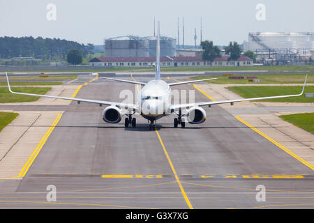 BERLIN / Deutschland - 4. Juni 2016: Boing 737 - 8AS von Ryanair am Flughafen Schönefeld, Berlin / Deutschland am 4. Juni 2016 Stockfoto