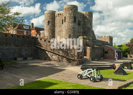 Frühling-Nachmittag in Ypern Tower, Roggen, England. Stockfoto