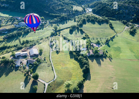 Heißluft-Ballon fliegt über die Anbauflächen und Privathäuser der Provence Stockfoto