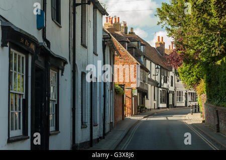 Frühling-Nachmittag auf Mermaid Straße in Roggen, East Sussex, England. Stockfoto