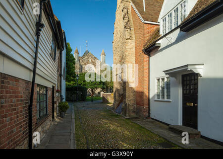 Frühling am Abend am Kirchplatz in Rye, England. Mit Blick auf St. Marys Kirche. Stockfoto