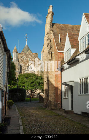 Frühling-Nachmittag auf Mermaid Straße in Roggen, East Sussex, England. Stockfoto