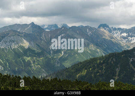 Dramatischer Himmel und Nebel über hohe Gipfel im Tatra-Gebirge-Bereich Stockfoto