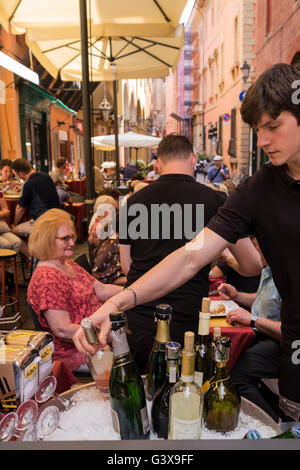 Flaschen Wein, prosecco und Bier Kühlen in einem Eiskübel in einem Outdoor-Straße Restaurant in Bologna, Italien. Stockfoto