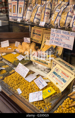 Schaufenster von Totellini, Tortelli, Pasta und Brot in Paolo Atti &amp; Figli in Via Caprarie, Bologna, Italien. Stockfoto