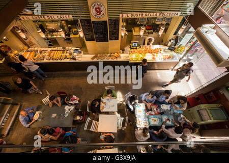 Centrale del Gusto, Essen Markt, wo Sie Nahrung von verschiedenen Anbietern wählen Sie teilen einen gemeinsamen Sitzbereich, Bologna, Italien Stockfoto