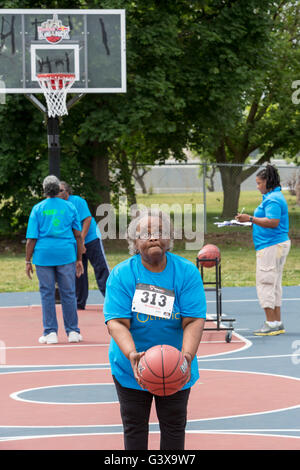 Detroit, Michigan - das Basketball-Freiwurf-Wettbewerb während der Detroit Recreation Department Senior Olympics. Stockfoto