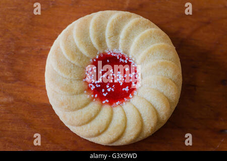 Alte Mode Lieblingsplätzchen mit Sahne und Marmelade füllen. Stockfoto