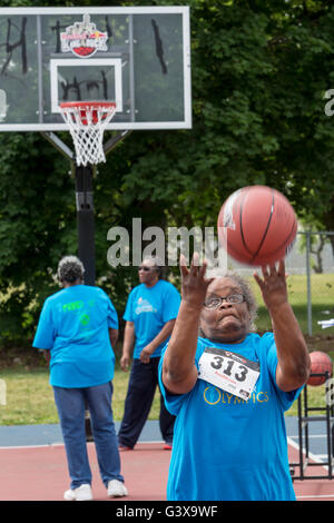 Detroit, Michigan - das Basketball-Freiwurf-Wettbewerb während der Detroit Recreation Department Senior Olympics. Stockfoto