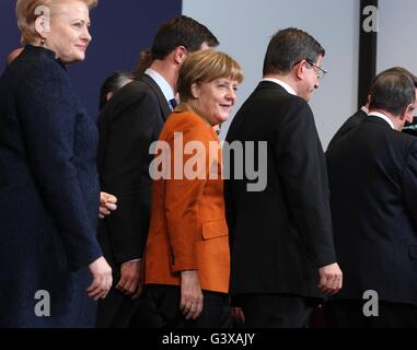 Die deutsche Bundeskanzlerin Angela Merkel spricht mit Außenminister der Türkei Ahmet Davutoğlu nach das Familienfoto. Stockfoto