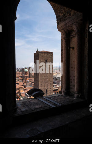 Blick über die roten Fliesen Dächer in Bologna vom Glockenturm der Cattedrale di San Pietro, Italien. Stockfoto