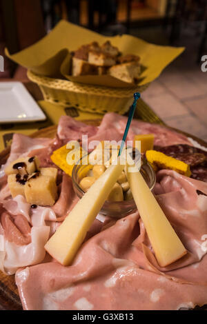 Mortadella, Prosciutto und Parmagianno auf einem Teller als Vorspeise in einem Restaurant in Bologna, Italien Stockfoto