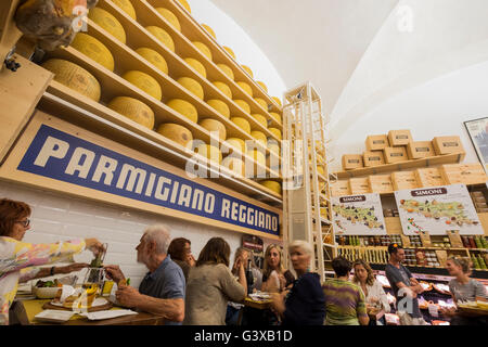 Riesige Parmasen Käse und Prosciutto-Schinken im Feinkostladen und Café Salumeria Simoni in über Draperie, Boligna, Italien Stockfoto