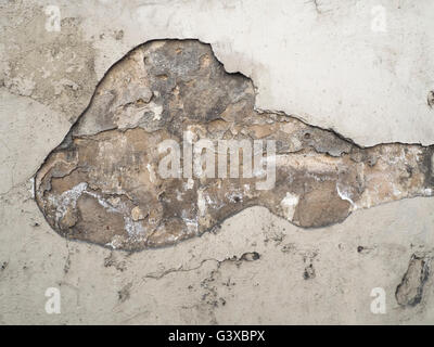 Alte Mauer Fragment. Beschädigte Ziegel und Putz Hintergrundtextur Stockfoto