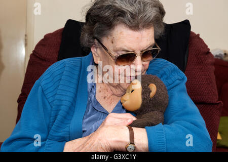 94 - Jahre alte Frau, die an Demenz leiden. Stockfoto