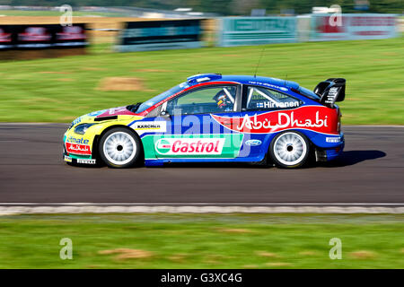 Castrol-Ford Abu Dhabi World Rallye Team Leadfahrer Mikko Hirvonen im Werk 2008 Ford Focus RS WRC beim Castle Combe Rallye Day 2008. Stockfoto