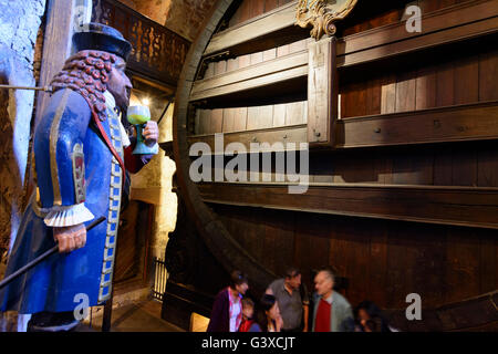 Burg: Großes Fass mit Touristen und Statue des Fasses Guardian Perkeo, Deutschland, Baden-Württemberg, Kurpfalz, Heidelberg Stockfoto