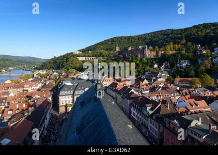 Altstadt: Blick von der Heiligen-Geist-Kirche auf Burg und Fluss Neckar, Deutschland, Baden-Württemberg, Kurpfalz, Heidelberg Stockfoto