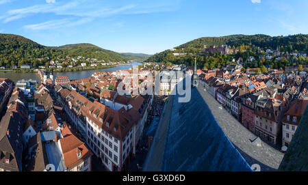 Altstadt: Blick von der Heiligen-Geist-Kirche auf Burg und Fluss Neckar, Deutschland, Baden-Württemberg, Kurpfalz, Heidelberg Stockfoto
