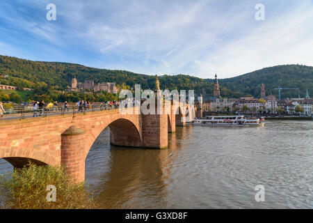 Alte Brücke (Karl - Theodor-Brücke) über den Neckar mit Schloss und Kirche des Heiligen Geistes und Schiff, Deutschland, Baden-Württemberg Stockfoto