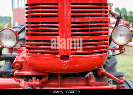 Nahaufnahme des Gitters einen glänzenden roten Traktor Stockfoto