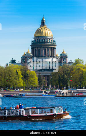 St. Isaak-Kathedrale und Tour-Boot in Sankt Petersburg, Russland Stockfoto