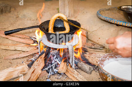 Kochen Sel Roti oder nepalesischen Stil Brot für die Trauung im nepalesischen Dorf. Stockfoto