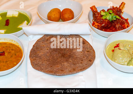 Indische Gerichte auf den Tisch im Rajasthani Feinschmeckerfest in der Restaruant serviert. Stockfoto