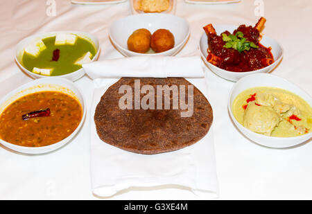 Indische Gerichte auf den Tisch im Rajasthani Feinschmeckerfest in der Restaruant serviert. Stockfoto