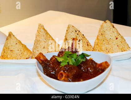 Rajasthani-Stil Hammelfleisch Curry und getrockneten stilvolle Papad auf dem Tisch. Stockfoto