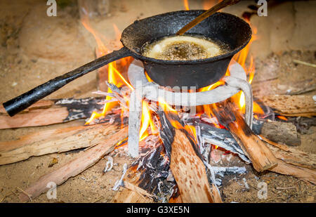 Kochen Reisbrot auf Brennholz traditionell in der ländlichen Dorf Nepals. Stockfoto