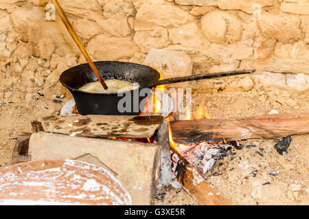 Kochen Reisbrot auf Brennholz traditionell in der ländlichen Dorf Nepals. Stockfoto